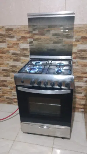 فرن غاز مستعمل بحال جيده شغال 100% الموقع داخل اربد النوعيه ايطالي
