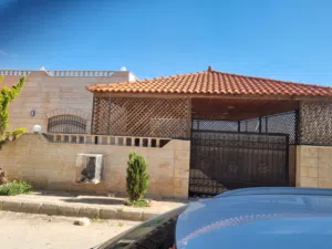 200 m2 More than 6 bedrooms Townhouse for Sale in Zarqa Graiba