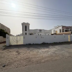 منزل للبيع في المعبيلة – موقع مميز أول خط على شارع الخير    قبل إشارات المعبيلة مباشرة