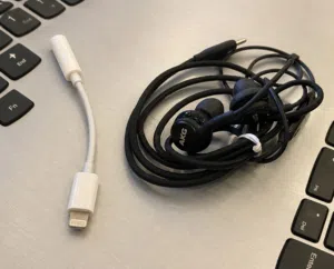 Lightning to 3.5 mm Headphone Jack Adapter for iPhone - الادابتر الاصلي Apple + سماعات AKG  اصلي