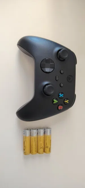 يد اكس بوكس اصلية   -xbox- جديدة تماماً لم تُستخدم مع بطارية للتواصل واتساب فقط .