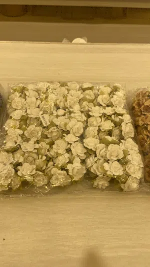 ورد صناعي صغير للزينة