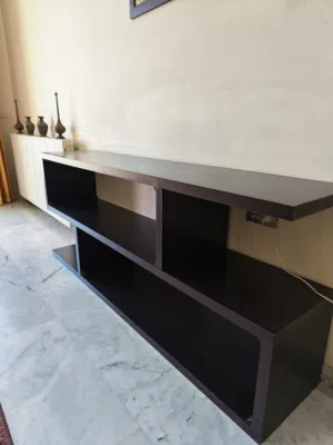طاولة تلفزيون للبيع