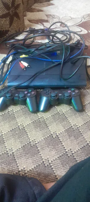 بلاستيشن 3 للبيع بحالة الوكاله معو كل وصلاتو ومعو ايدتين  وعليه 15العبه منهن جي تي وفيفا وبيس وسيراة