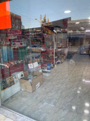 محل تجاري للبيع مع الديكور الوحدات  دخلة رشاد مساحته 44 متر مربع مع سده واجه سكريت مصعد كهرباء حمام