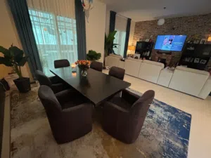 Extendable dining table with 6 very comfy chairs