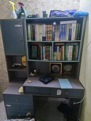 ميز مكتب أنيق ومرتب للبيع مستعمل استعمال نظيف، بي جرار + باب خزن كبير عملي جدًا للدراسة
