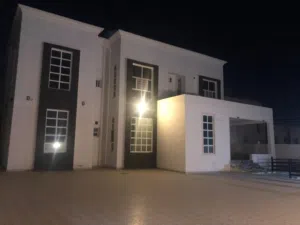 منزل كبير (شبه جديد) المعبيلة الجنوبية شارع النزهة للجادين فقط (150 الف ريال) مساحة الارض 660متر