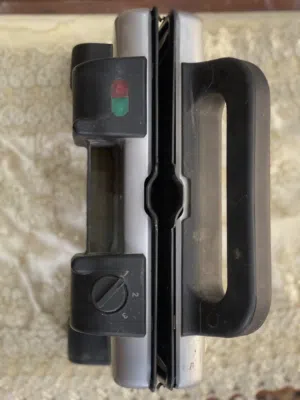 الجهاز هو شواية كهربائية (Grill) من ماركة تيفال (Tefal)، وتحديداً موديل Ultracompact Grill.