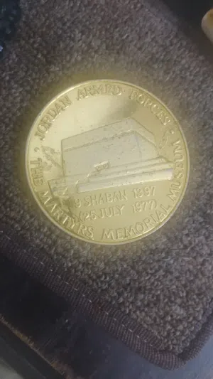 تذكار نادر 1977 صنع في سويسرا مطلي ذهب