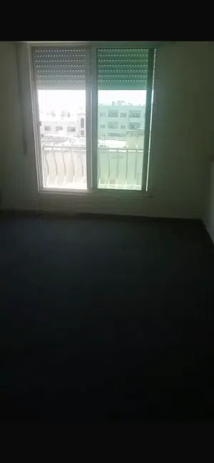 شقه فارغه للإيجار في البيادر خلف مدرسه ام حبيبه الاساسيه