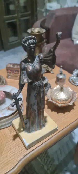 مجموعة من النحاسيات ، جرس وبرواز نحاس سورة الضحى واغراض اخرى