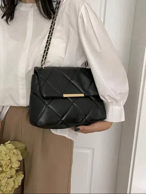 حقيبة كتف جلد بتطريز باللون الأسود