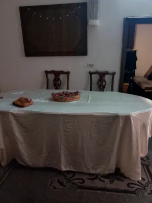 طاولة سفرة مع اتنين كراسي