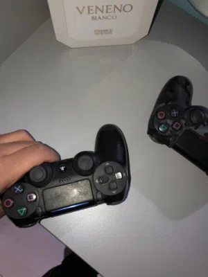 بليستيشن 4سلم للبيع الجهاز بحاله الوكاله يوجد معاه كرتونه و ثلاث ايدين (الجهاز قابل للتفاوض )