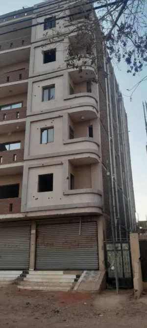 للايجار عماره خمسه طوابق مقابل حديقةالقرشي شارع رئيسي ارضي 4 دكاكنين كبيرة +بدروم + سطوح+ اس