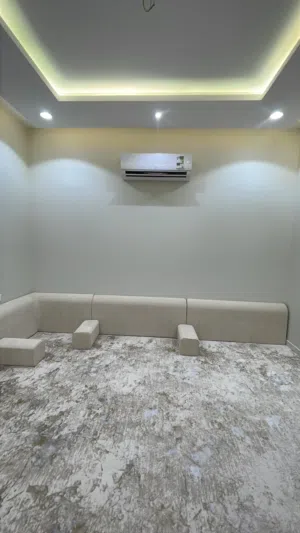 مجلس رجال للبيع مع ستارته وفرشته