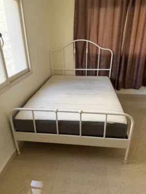 سرير حديد بالمرتبه بتاعته نضيف جدا