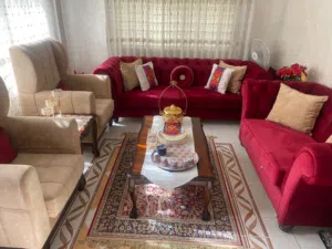 طقم كنب مخمل كامل مع طاولات فاخر للبيع-حالة ممتازة