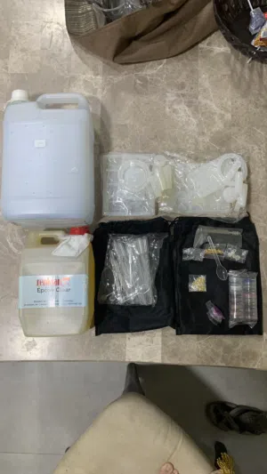 Epoxy resin kit with hardener and mixing accessories + With the color range