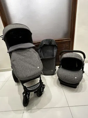 عربة أطفال مع السرير وكرسي للسيارة