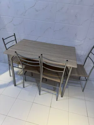طاولة سفرة مع 4 كراسي بحالة ممتازة و ثلاجة صغيرة