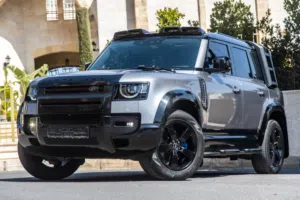Land Rover Defender 2023 Black Package Gasoline   السيارة بحالة الوكالة و قطعت مسافة 52,000 كم فقط