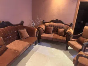 كنب لون بني