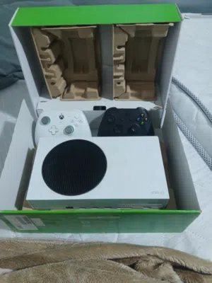 للبيع Xbox Series S بحالة ممتازة
