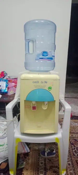 مبرد مياه شركة الواحة اصلي بحالة ممتازة تيريد وتسخين مبرد مكتبي
