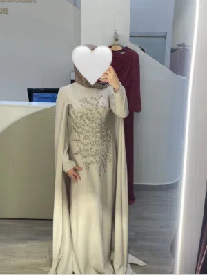 فستان فخم لبسة واحدة مناسب لجميع المناسبات وكتب الكتاب فخم جدا ملبوس بس مرة واحدة