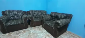 كنبة بحالة جيدة جدا للبيع بسعر مناسب جدا