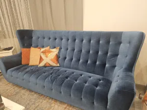 طقم كنب مستعمل للبيع 6 مقاعد 50 دينار و طاولة سفرة مع 6 كراسي ب 100 دينار