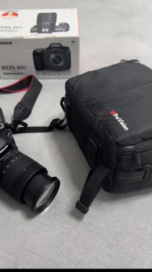 كاميرا من نوع canon EOS 80D