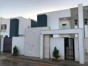 فيلات جدد دوبلكس توينز للبيع في كامباوند حي الروضة من ارقي الاحياء فـي بنغازي حجم الكبير لم تسكن بعد
