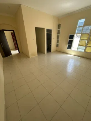 For rent  استوديو غرفه وحمام ومطبخ شامل الفواتير قريب الخدمات السكوير الخوض السادسه