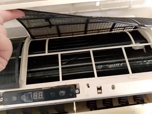 Midea . 0 - 1 Ton . Used1