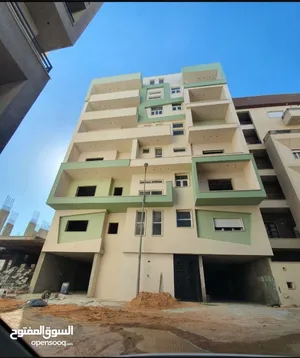 شقة سكنية نص تشطيب   بمنطقة السراج طريق المواشي مقسم رويال