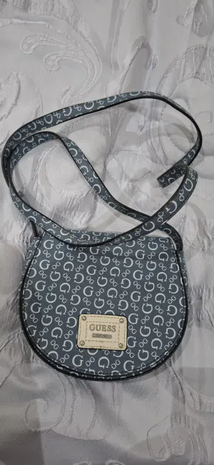 شنطة Guess أصلية لون أزرق بحالة ممتازة