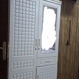 خزانة ملابس بيضاء أنيقة تصميم عملي وبحالة ممتازة
