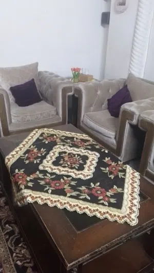 طقم كنب بيج و مخدات بنفسجي