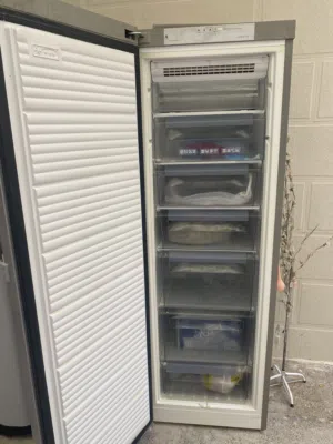 ثلاجه هيتاشي نظيفه شغاله ميه بالميه  وفريزر سبع جوارير شغاله للبيع