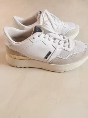 حذاء رياضي من GUESS جلد أبيض مقاس 39