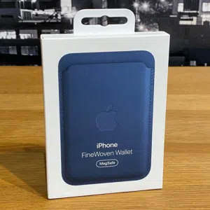 محفظة أبل الأصلية Apple MagSafe Wallet (لون أزرق + لون اخضر ) عدد 2 مع ميزة Find My