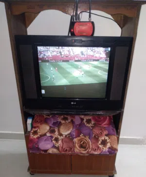 تلفزيون بوكس نوع 20 LG بوصة +رسيفرغزال 4400iptvشغال على كأس العالم +كومدينا تلفزيون [طاولة تلفزيون]