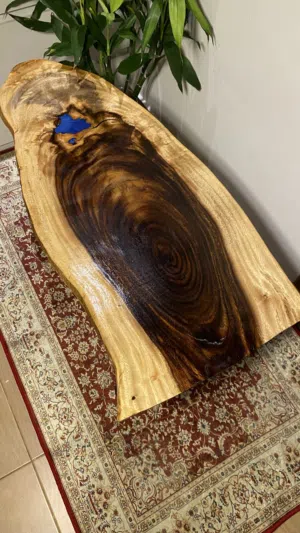 طاولة مصنوعة من الخشب الطبيعي