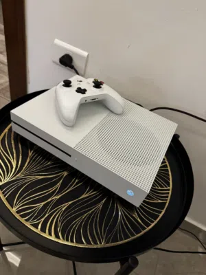 Xbox one S used but excellent condition مستخدم بحالة الوكالة