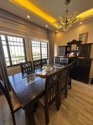 طاوله سفره مع 8 كراسي و بوفيه عدد 2 مع طاوله وسطيه كبيره و طاولتين زوايا صغار