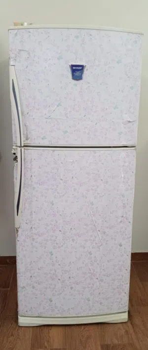 ثلاجة شارب حجم كبير مستعمل نظيف