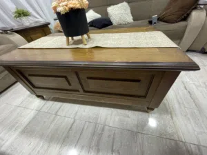 طاولة وسط خشب زان دهانها عرق خشب لون عسلي جميل ومعها جانبيه عدد 2